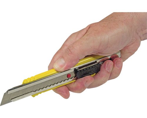 Hand hält Cuttermesser mit Metalleinsatz und Klingenführung