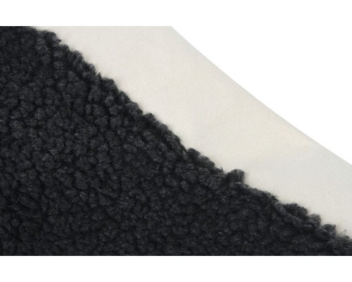 Detailansicht eines schwarzen Lammfellimitats mit Textilrückseite