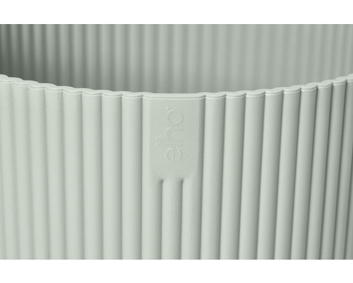 Detailaufnahme eines gerippten Pflanzgefäßes mit Wasserzeichen