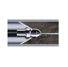 Abflussreinigungsdüse im Rohr mit Wasserstrahl