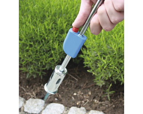 Unkrautvernichter im Einsatz zur Beseitigung von Unkraut im Garten.