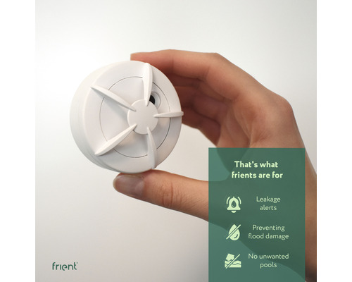 Hand hält Wassersensor zur Leckageerkennung