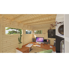 Innenansicht eines Holzgartenhauses mit Fenster und Büromöbeln