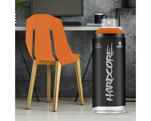 MTN Hardcore Sprühfarbe neben Stuhl