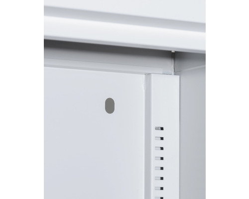 Detailansicht eines Metallschranks mit Loch und Belüftungsschlitzen