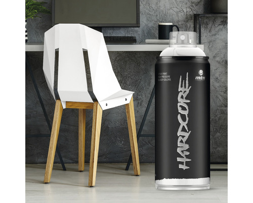 Spraydose mit dem Schriftzug Hardcore neben einem Stuhl