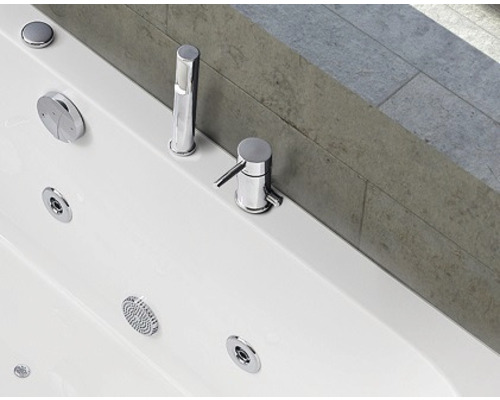 Detailansicht einer Badewanne mit Armatur und Düsen