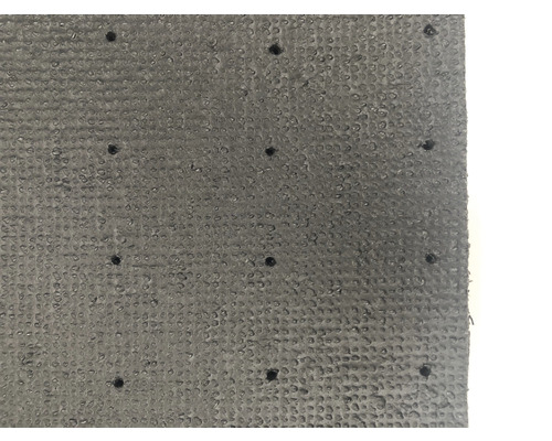 Detailansicht einer Drainagematte mit Noppenstruktur und Löchern zur Wasserableitung.