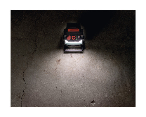 Arbeitsleuchte leuchtet auf Betonboden