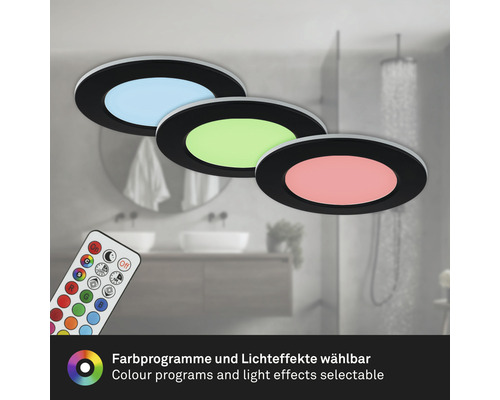Drei runde Deckenleuchten mit verschiedenen Lichtfarben und eine Fernbedienung in einem Badezimmer.