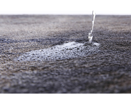 Wasser perlt auf abgedichteter Oberfläche