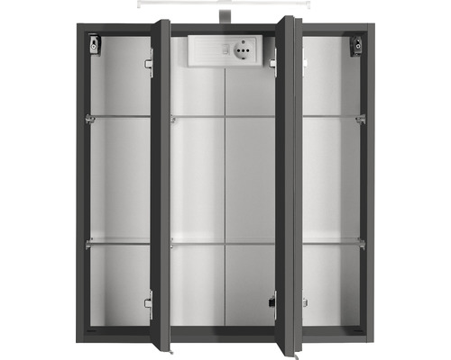 Geöffneter Spiegelschrank mit Steckdose und Glasablagen
