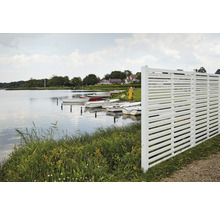 Weißer Sichtschutzzaun am See mit Booten
