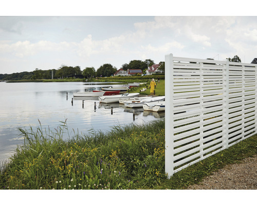Weißer Sichtschutzzaun am See mit Booten