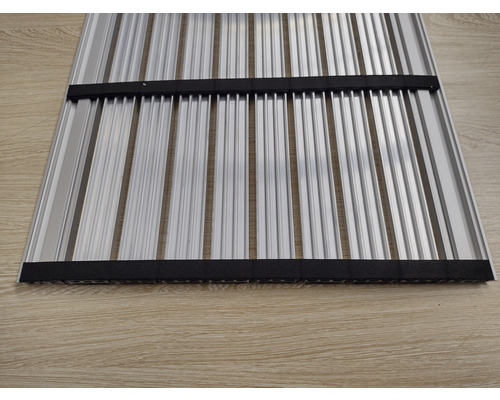 Aluminium Laderampe mit Streifenprofil und zwei schwarzen Fixierbändern