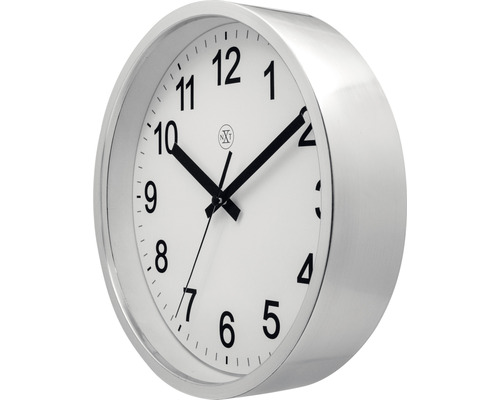 Runde Wanduhr mit silberfarbenem Rahmen und Ziffernblatt