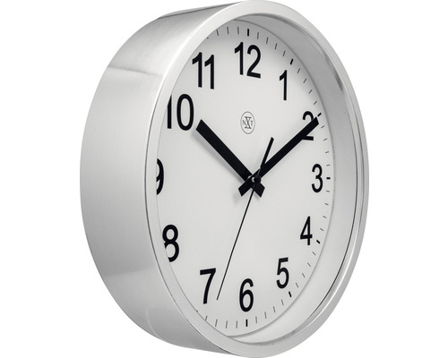 Wanduhr mit Ziffernblatt und silberfarbenem Rahmen