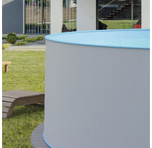 Gartenszene mit rundem Aufstellpool und Liegestuhl auf Rasen