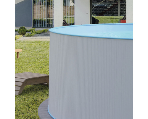 Gartenszene mit rundem Aufstellpool und Liegestuhl auf Rasen