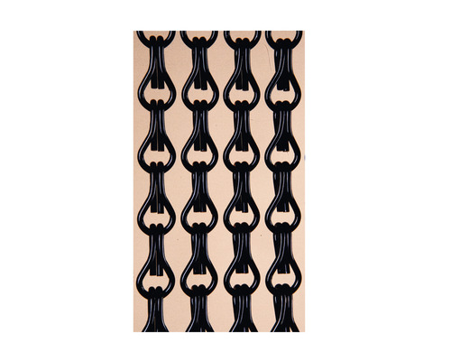 Detailansicht eines schwarzen Kettenvorhangs