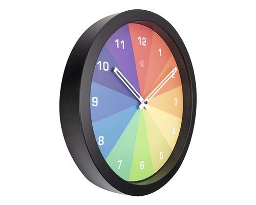 Wanduhr mit Farbkreis-Zifferblatt und schwarzem Rahmen