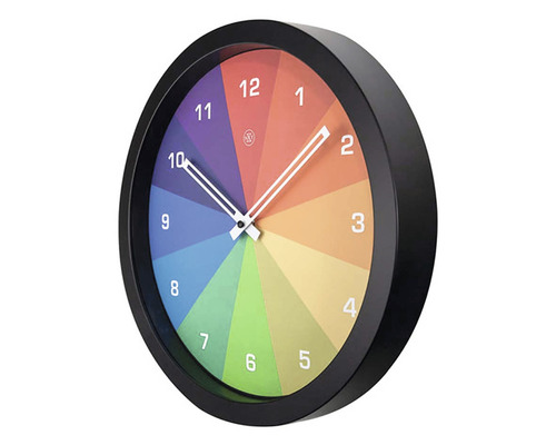 Wanduhr mit Farbsegmenten und schwarzem Rahmen