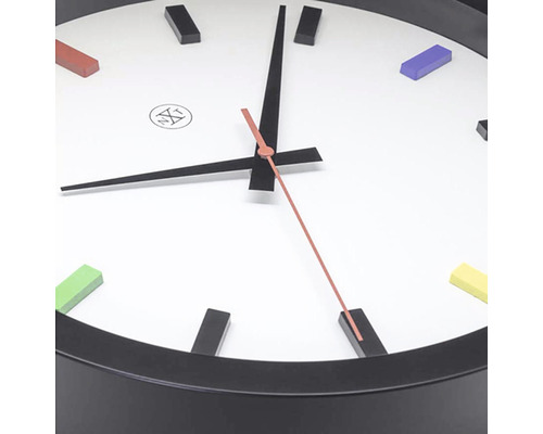 Wanduhr mit farbigen Markierungen und Zeitanzeige