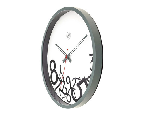 Wanduhr mit verdrehten Ziffern und analoger Zeitanzeige