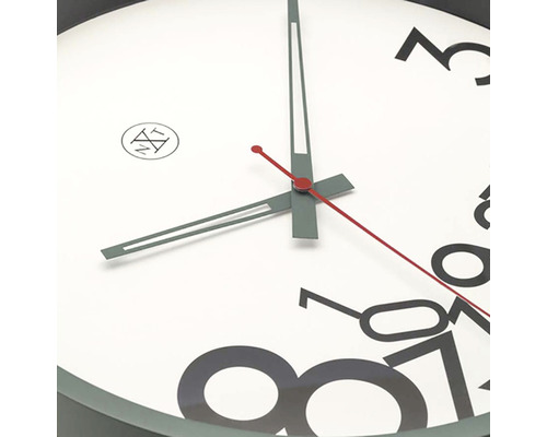 Detailaufnahme einer Wanduhr mit Ziffernblatt und Zeigern