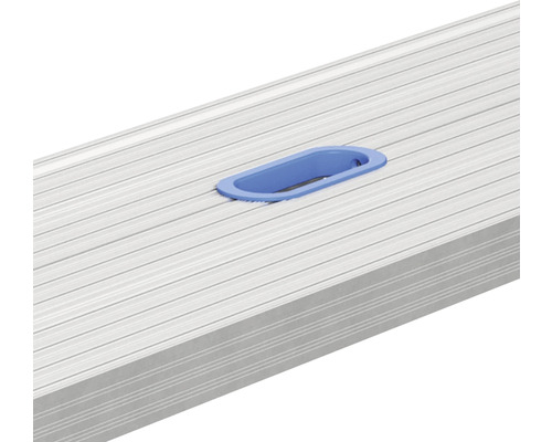 Detailansicht einer Aluminiumleiterstufe mit Griffloch
