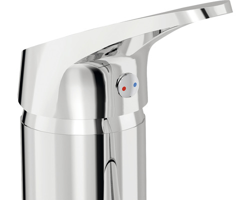 Detailansicht einer Armatur mit Kennzeichnung für Warm- und Kaltwasser