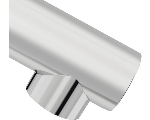 Detailansicht eines verchromten Wasserhahnauslaufs