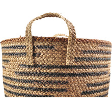 Gestreifter Korb mit Griffen