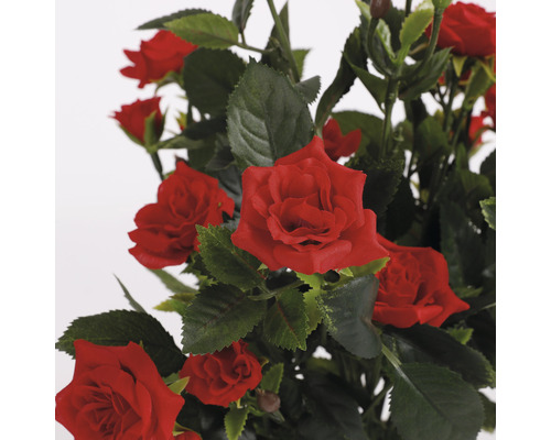 Dekorative Kunstrosen mit grünen Blättern