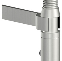 Detailaufnahme eines Metallrohrs mit Halterung