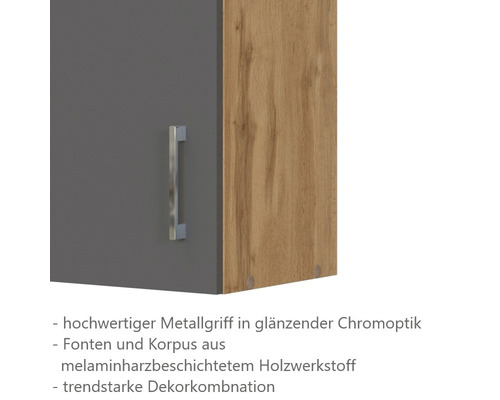 Detailansicht eines Hängeschranks mit Metallgriff und Holzstruktur