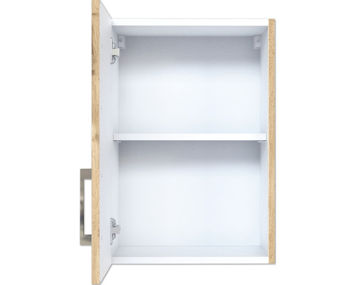 Offener Badezimmerschrank mit einem Einlegeboden