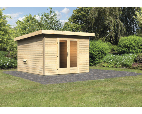 Holzgartenhaus mit Doppeltür auf Pflastersteinen im Garten