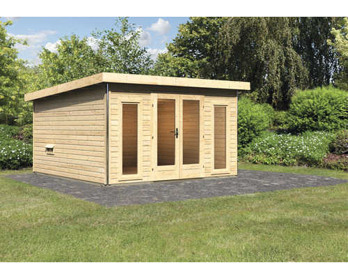 Modernes Gartenhaus aus Holz mit Flachdach und Glastüren im Garten