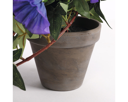 Blumentopf mit künstlichen, lila blühenden Pflanzen