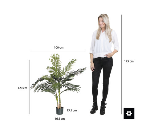 Abmessungen einer künstlichen Arekapalme im Topf neben einer Frau