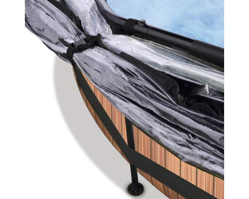 Detailansicht eines Outdoor Whirlpools mit durchsichtiger Abdeckung zum Schutz vor Witterungseinflüssen.