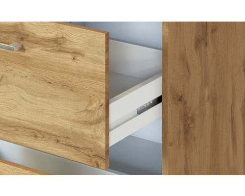 Detailansicht eines offenen Möbelschranks mit Holztüren