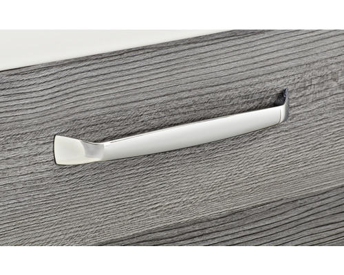 Schubladengriff aus Metall an einer Holzschublade