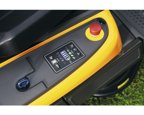 Nahaufnahme des Bedienfelds eines Rasentraktors mit digitaler Anzeige und Not-Aus-Schalter