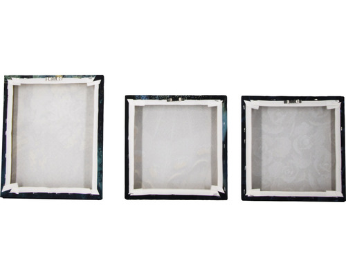 Rückseite von drei Leinwandbildern mit Rahmen und Aufhängung