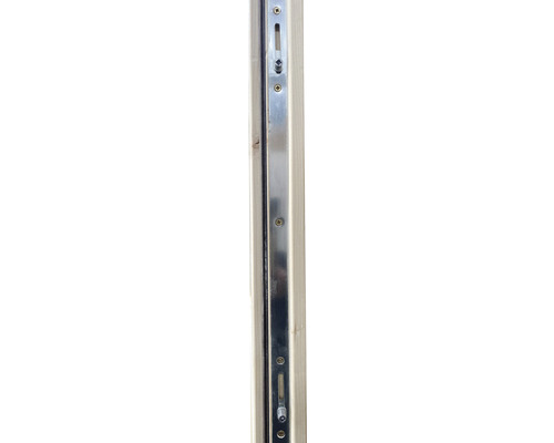 Metallhalterung mit Schrauben an einem Holzrahmen