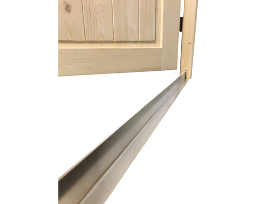 Detailaufnahme einer Holztür mit einem Metall-Bodenprofil