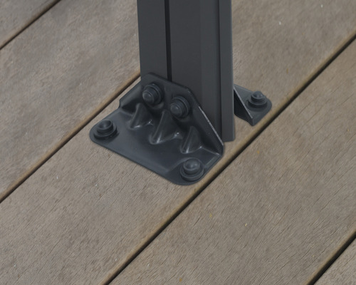 Detailansicht einer Pavillonbefestigung am Holzdeck
