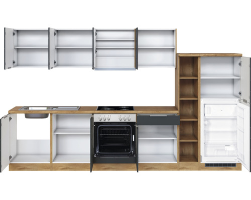 Küchenzeile mit Spüle, Herd, Backofen, Schublade, offenen Fächern, Regalen und Kühlschrank